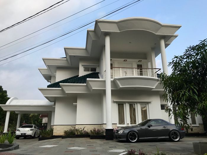Tak Terekspos, Begini Megahnya Fasad Rumah Desy Ratnasari di Sukabumi yang Asri!