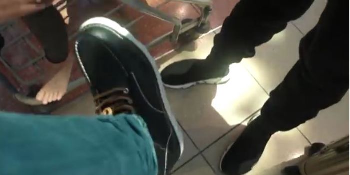 Baim Wong menggoda Rafathar dengan pamer sepatu barunya. 