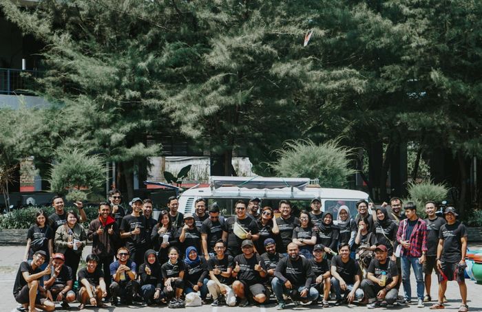 Peserta bersih-bersih sampah.