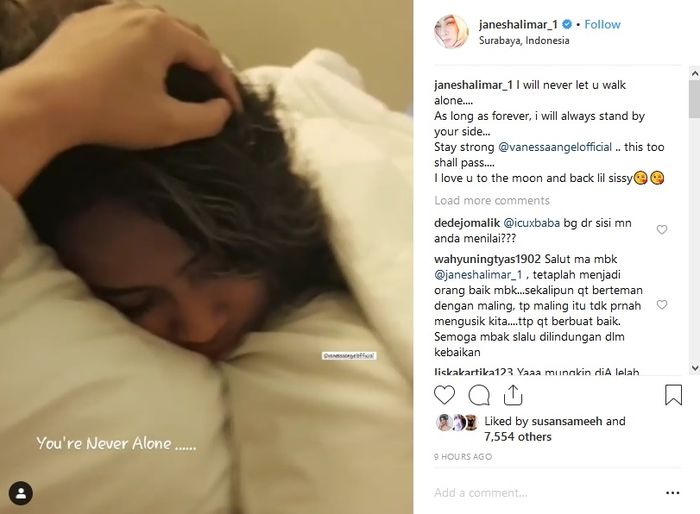 Jane Shalimar terlihat memegang kepala Vanessa Angel yang tengah tertidur dengan dibalut selimut ber
