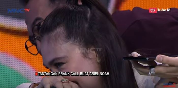 Luna Maya saat ditantang untuk ngobrol dengan Ariel lewat telepon.