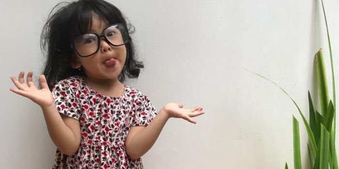 Gaya anak Tantri Syalindri, Kara berfoto dengan kacamata yang terlihat kebesaran ini bikin gemes