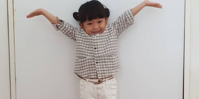 Anak Tantri Syalindri, Kara dengan baju motif kotak-kotak dan celana putih makin lucu rambut yang diikat 2