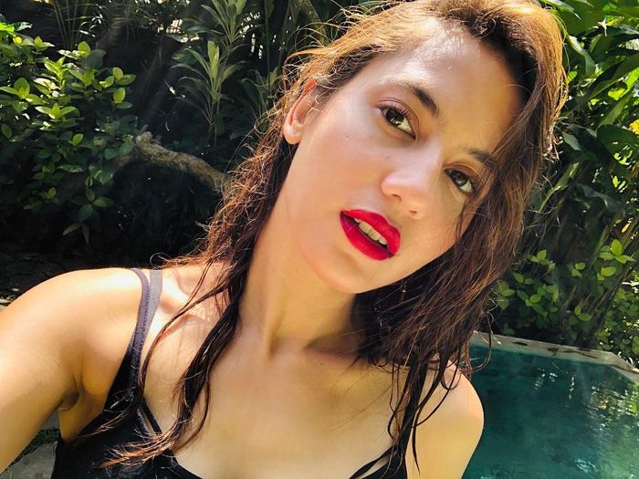 Penampilan Pevita Pearce tetap cetar dengan bibir yang dihiasi lipstik merah