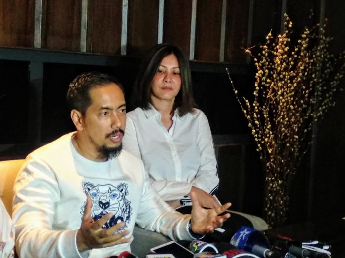 kuasa hukum Sajad Ukra, Sunan Kalijaga dan istri baru Sajad Ukra, Medina saat konferensi pers dikawasan Senopati, Jakarta Selatan, Jumat (11/1/2019).