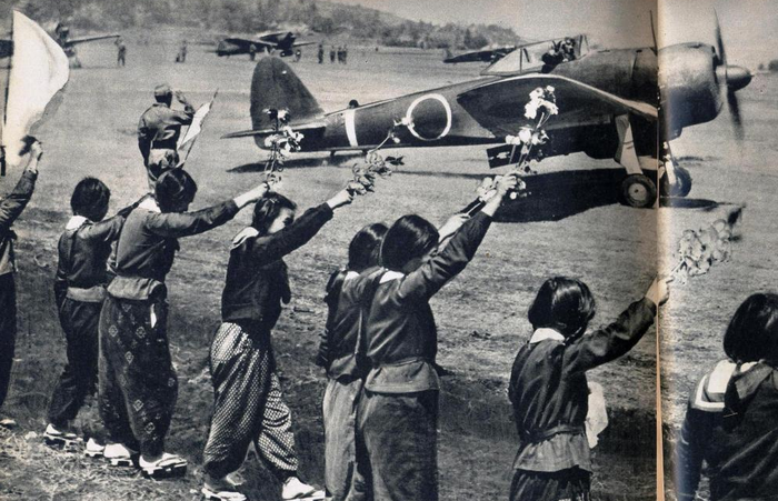 Pelajar Jepang melepas kepergian pilot Kamikaze.
