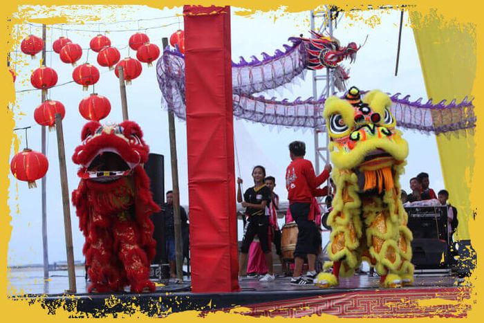 Peserta festival mengarak liong di acara Cap Go Meh Street Festival 2016, Bogor, Jawa Barat.