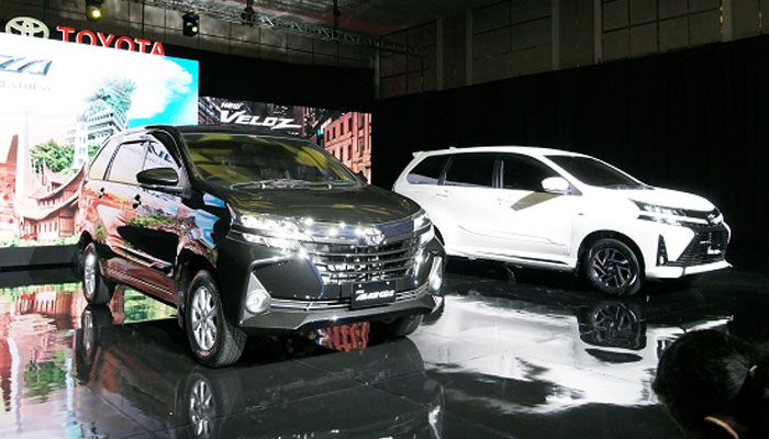 New Toyota Avanza (hitam) dan New Toyota Veloz (putih)