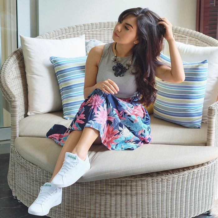 Gaya feminin Irish Bella dengan rok motif floral bernuansa navy