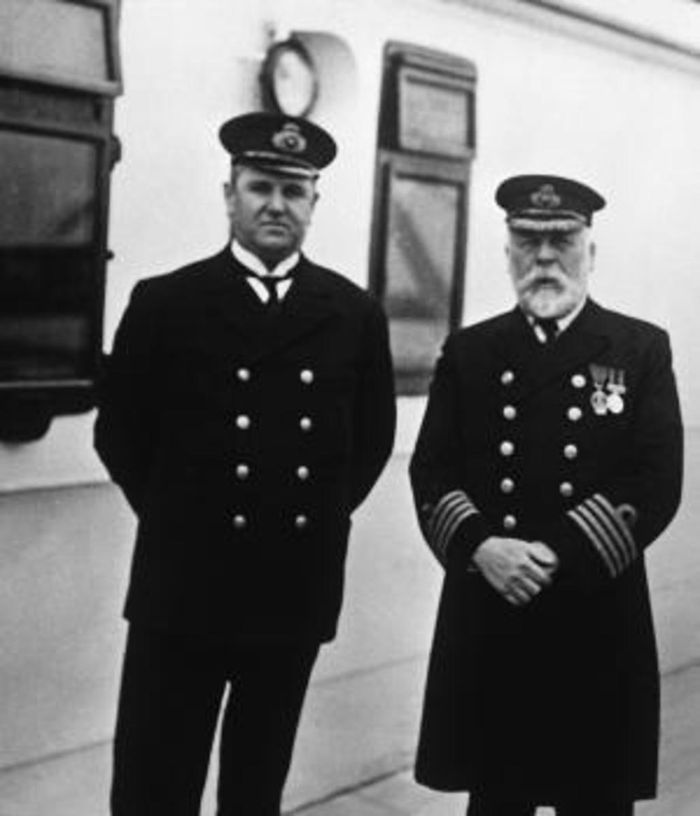Purser Hugh Walter McElroy dan Captain Edward J. Smith di atas Titanic.