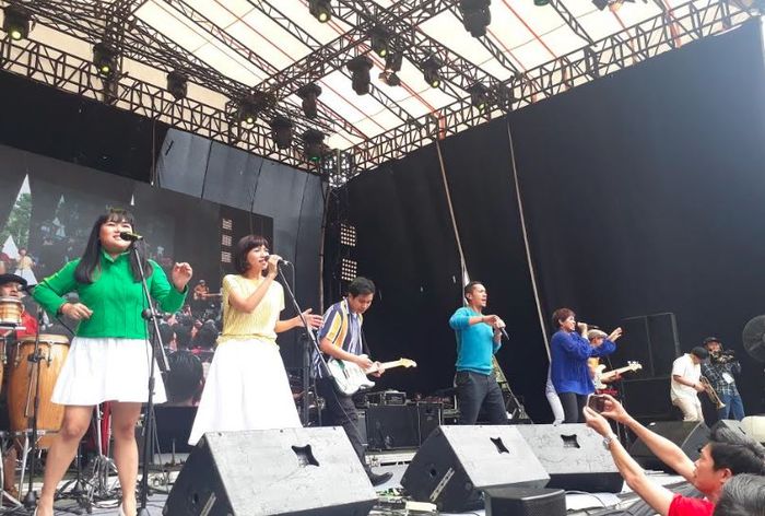 Band Maliq &amp; D'essentials di Lapangan Parkir Kompas Gramedia Palmerah Selatan, Jakarta Pusat pada Ka