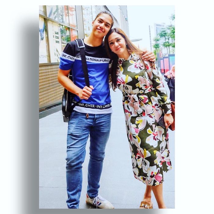 Gaya feminin Maia Estianty dengan dress motif floral 