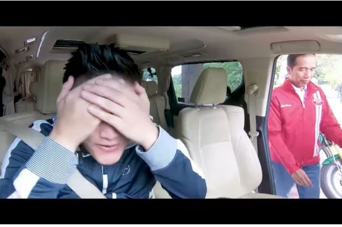 Ekspresi Boy William saat Presiden Jokowi masuk ke dalam mobil yang ia kemudi. 