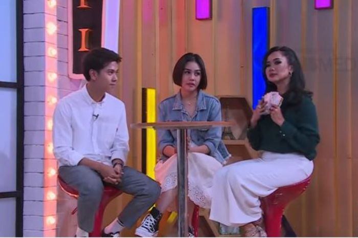 Iqbaal Ramadhan dan Vanesha Prescilla menjadi bintang tamu dalam program acara Rumpi No Secret yang dipandu Feni Rose. 