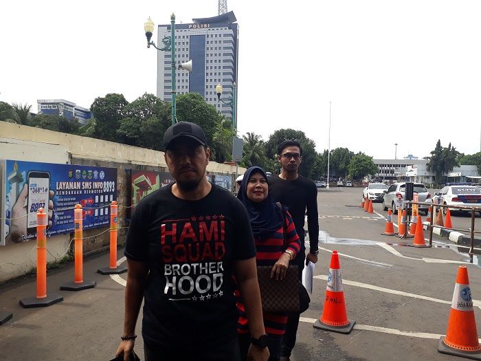 Sunan Kalijaga bersama Marryke Harris Pohu, nenek dari Amandine Cattleya anak yang diduga telah dieksploitasi oleh Tyas Mirasih saat ditemui di Polda Metro Jaya, Minggu (20/1/2019).