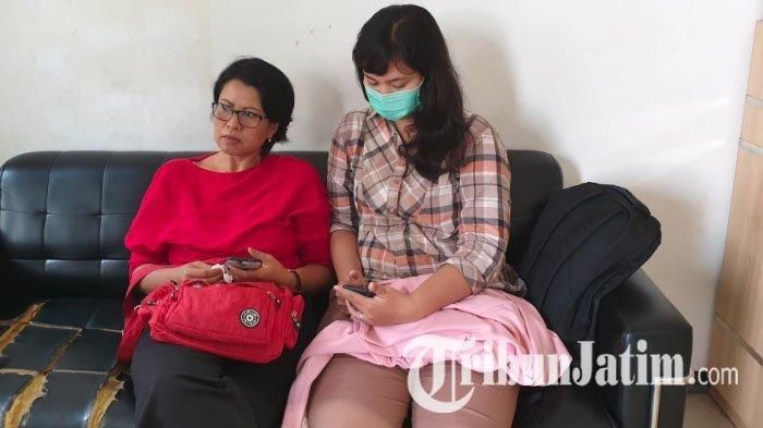 Reni Setyawan (baju merah), adik almarhum ibu Vanessa Angel saat berada di ruangan Ditreskrimsus Polda Jatim, Senin (21/1/2019).