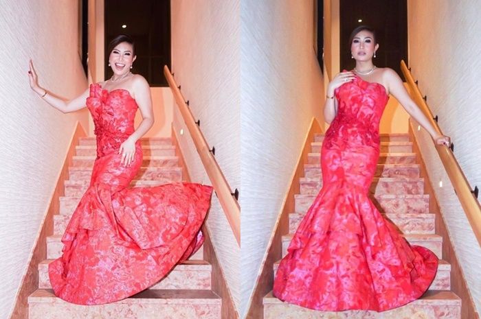 Gaya Seksi Ayu Dewi Sahabat Luna Maya - Gaun Merah