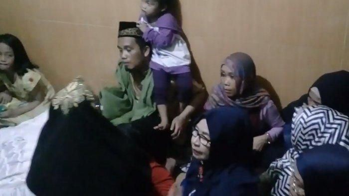 Ustaz Muhammad Nur Maulana bersama anaknya dekat jenazah sang istri. Istrinya HjNuraliyah Ibnu Hajar meninggal dunia Minggu (20/1/2019)