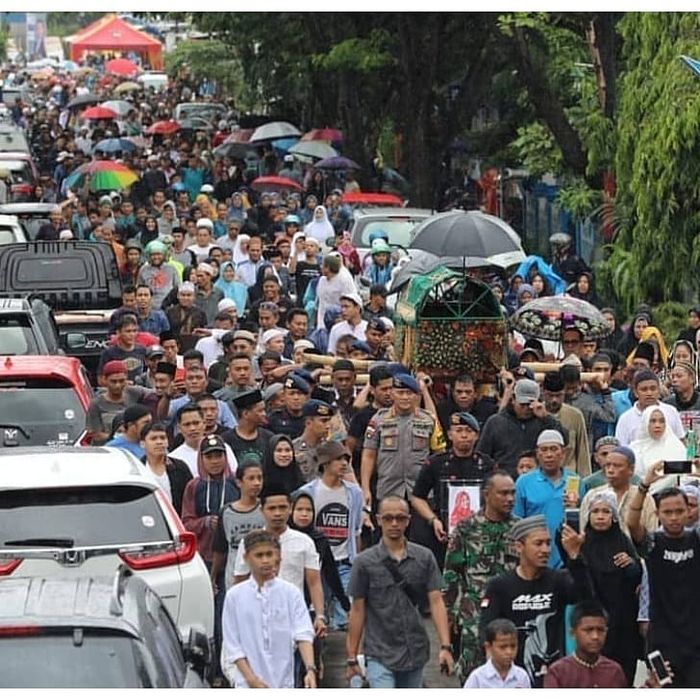 Ribuan warga mengantar jenazah Almarhumah Hj Nur Aliah, Istri Ustadz Maulana.