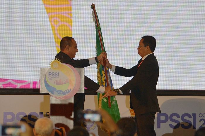 Edy Rahmayadi (kiri) menyerahkan bendera organisasi PSSI kepada Joko Driyono