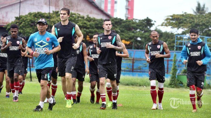 Para pemain PSM Makassar saat menjalani latihan.