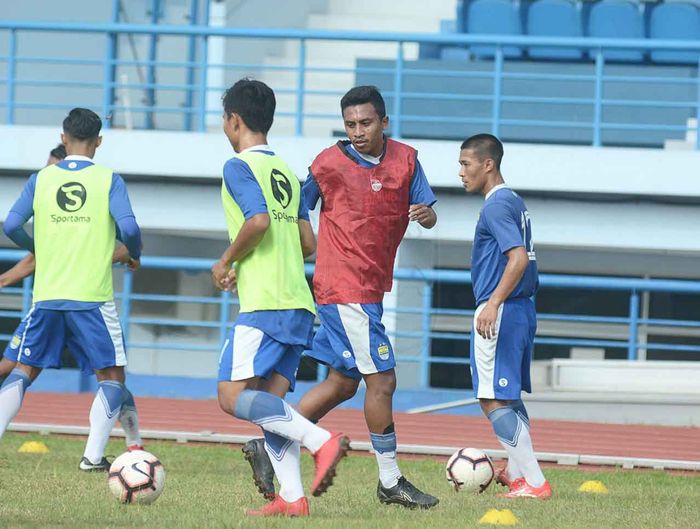 Gelandang muda Persib Bandung, Muhamad Syafril Lestaluhu, ikut berlatih dengan tim seniornya.