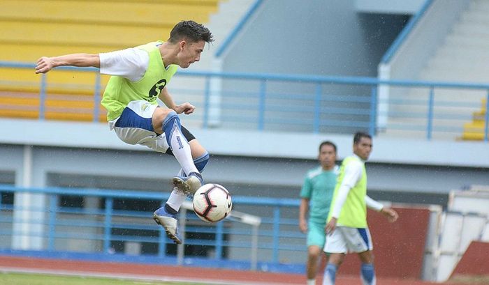 Aksi Kim Kurniawan dalam latihan Persib pada pra-musim 2019.