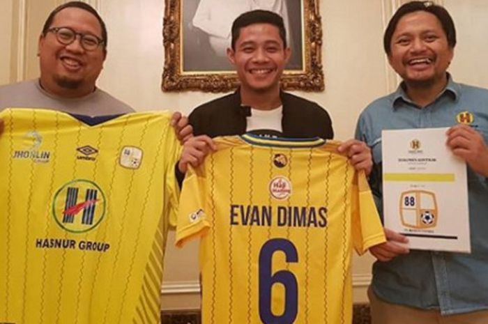 Gelandang timnas Indonesia, Evan Dimas Darmono, telah resmi bergabung dengan Barito Putera pada musim 2019.