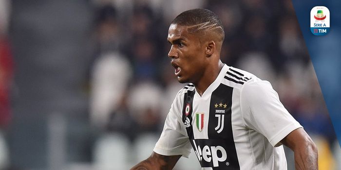 Gelandang Juventus, Douglas Costa, disebut-sebut sebagai pemain yang diperebutkan dua klub raksasa Manchester 