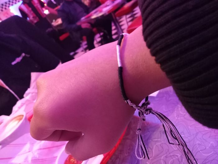 Gelang yang dijajakan pedagang nakal di sekitatan Allianz Stadium Turin.