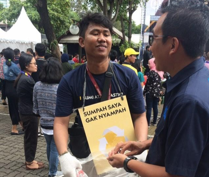 Menjaring sampah.