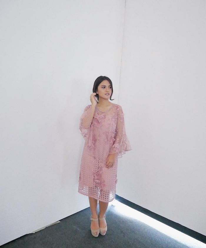 Inspirasi busana kondangan dengan dress ungu ala calon menantu Maia Estianty Marsha Aruan