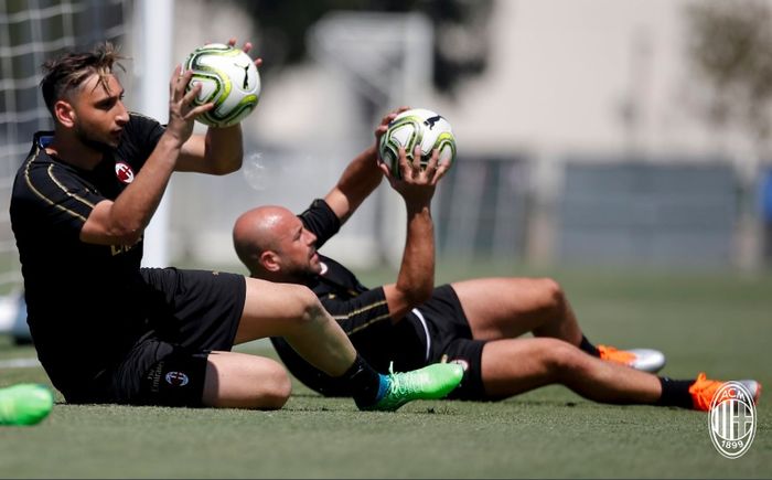 Dua kiper AC Milan, Gianluigi Donnarumma (kiri) dan Pepe Reina (kanan), sedang berlatih.