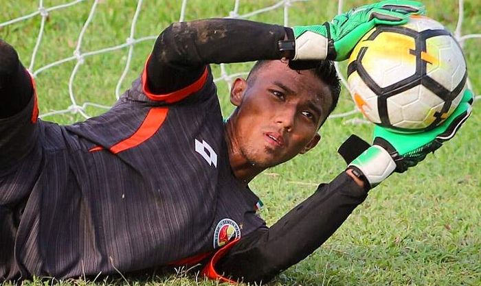 Aksi kiper Teja Paku Alam dalam latihan bersama Semen Padang pada 22 Januari 2019.