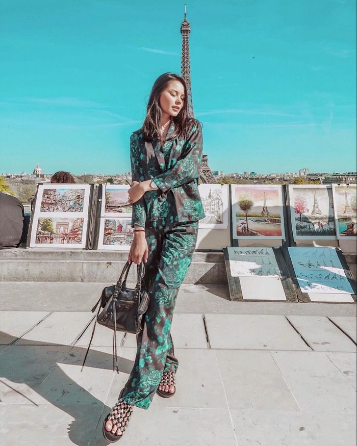 Calon menantu Maia Estianty Alyssa Daguise dengan setelan motif floral