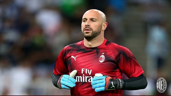 Kiper AC MIlan asal Spanyol, Pepe Reina.