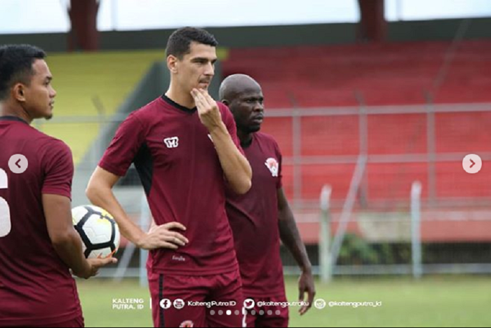 Striker Jebolan Timnas Australia, Eli Babalj (Tengah), Mengikuti Trial di Kalteng Putra