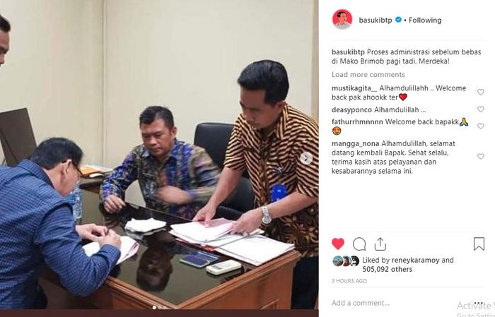Ahok menuntaskan administrasi sebelum keluar dari Mako Brimob, Kelapa Dua, Depok, Jawa Barat, Kamis 