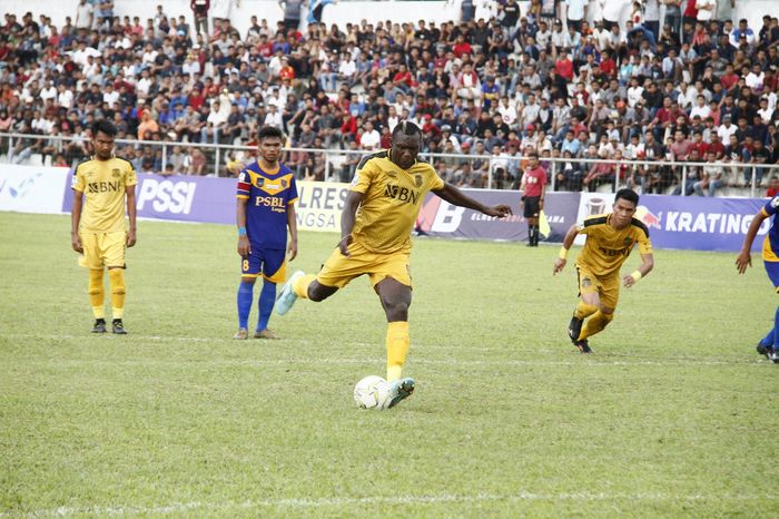 Herman Dzumafo mencetak gol dari titik putih pada laga kontra PSBL Langsa pada leg pertama 32 besar 