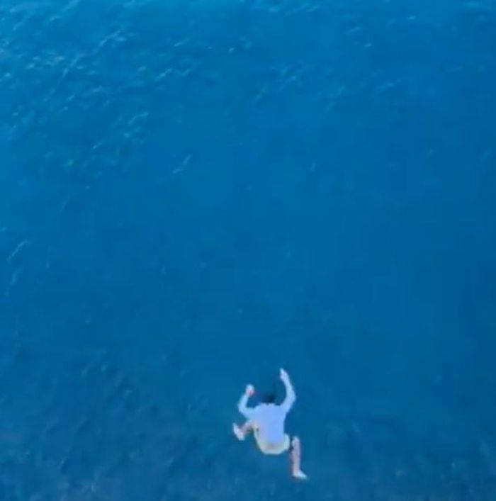 Naydev melompat pada ketinggian sekitar 30 meter dari dek ke-11 kapal pesiar tersebut