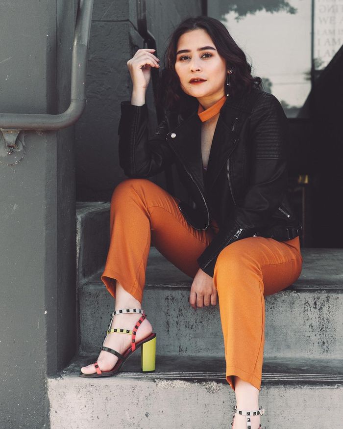 Fashion Prilly Latuconsina dengan 1 model heels