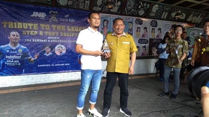 Eks pemain Persib Bandung, Airlangga Sutjipto dan wakil walikota Bandung, Yaya Mulyana