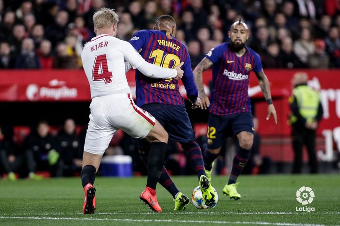 Penyerang FC Barcelona, Kevin-Prince Boateng (tengah), beraksi dalam laga pertama perempat final Copa del Rey lawan Sevilla.