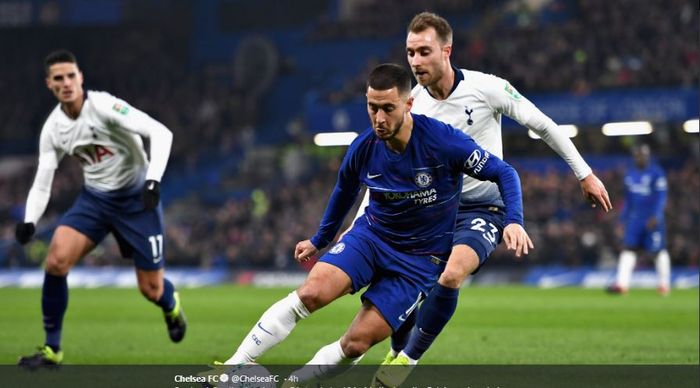 Penyerang Chelsea, Eden Hazard, berduel dengan gelandang Tottenham Hotspur Christian Eriksen, dalam 