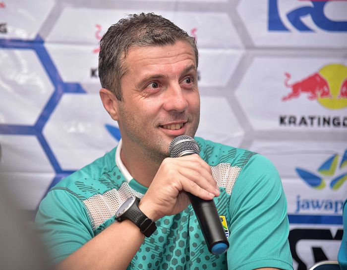 Pelatih Persib Bandung, Miljan Radovic, saat diwawancarai pada sesi konferensi pers sebelum pertandi