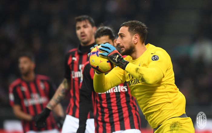 Kiper AC Milan, Gianluigi Donnarumma, beraksi dalam laga pekan ke-21 Liga Italia melawan Napoli.