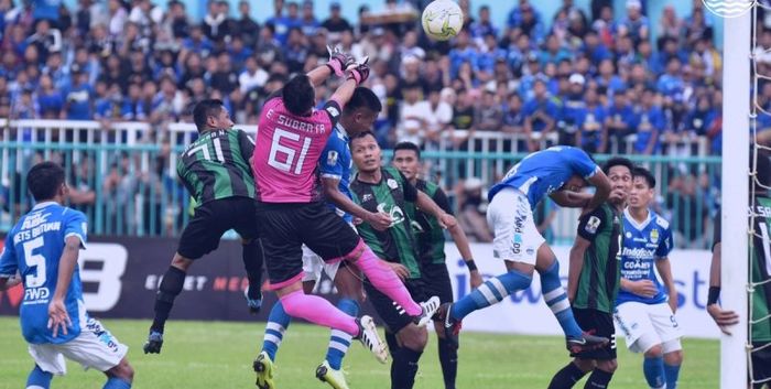 Aksi ciamik kiper Persiwa, Endang Subrata (61) saat diserang pemain Persib pada laga Piala Indonesia