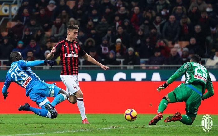 Krzysztof Piatek saat berhadapan dengan kiper Napoli, David Ospina dalam laga Liga Italia pekan ke-2