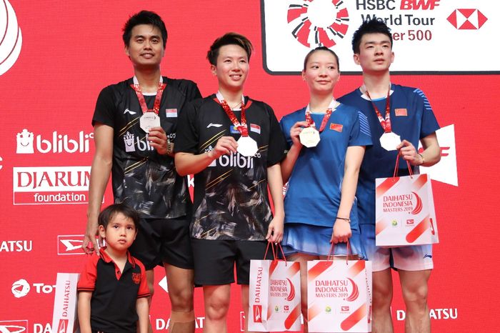 Pasangan ganda campuran Indonesia, Tontowi Ahmad dan Liliyana Natsir berpose di podium bersama wakil China, Huang Ya Qiong dan Zheng Siwei, setelah final Indonesia Masters 2019.