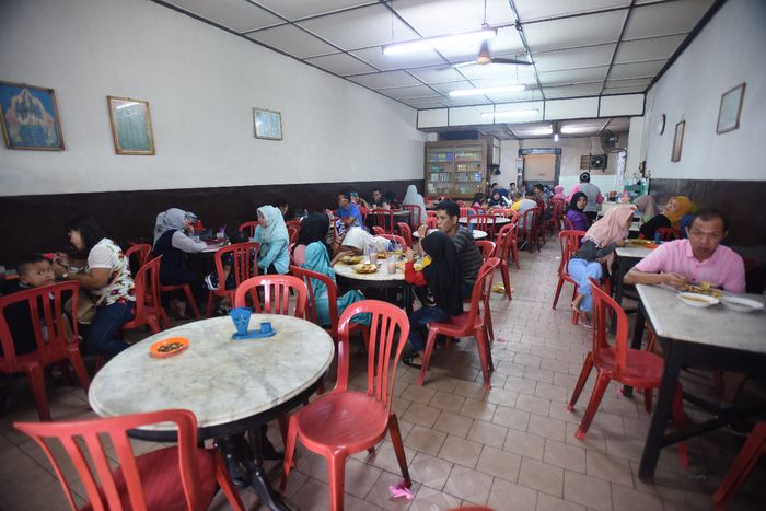 Suasana ramai di Kedai Kopi Pagi Sore yang menyajikan menu khas Roti Prata khas Tanjungpinang.